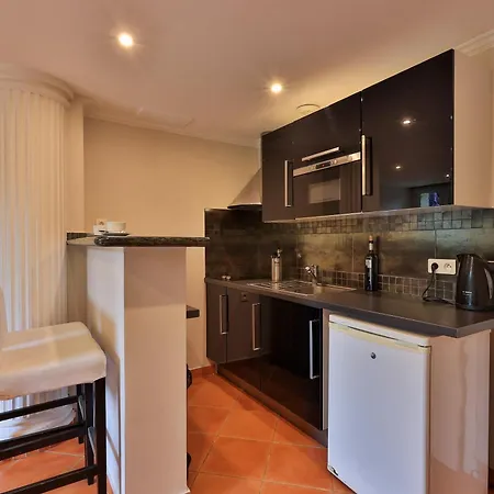 Emeraude Hoteliere Апарт-отель Жуан-ле-Пен