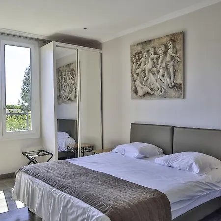 Emeraude Hoteliere Апарт-отель Жуан-ле-Пен