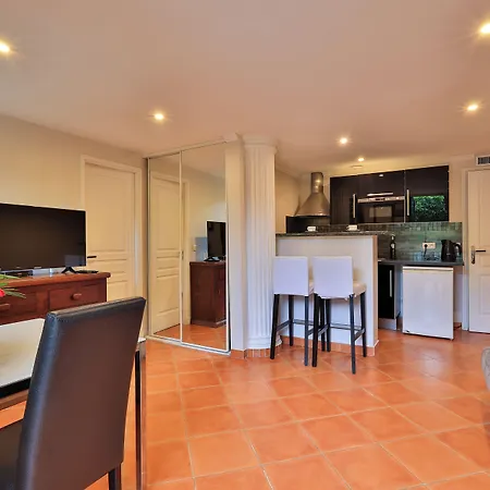 Emeraude Hoteliere Апарт-отель Жуан-ле-Пен