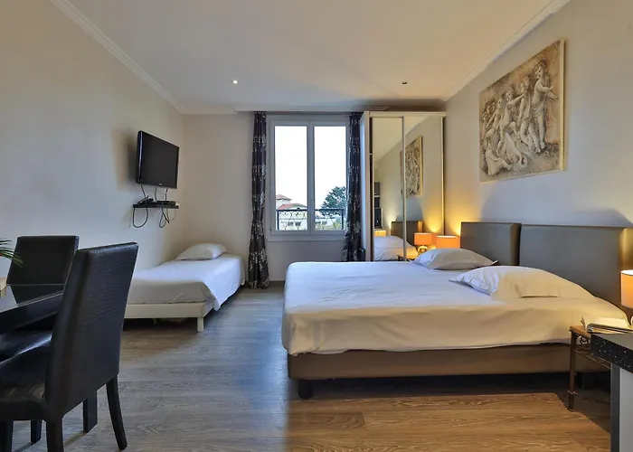 Emeraude Hoteliere מלון דירות ז'ואן-לה-פינס