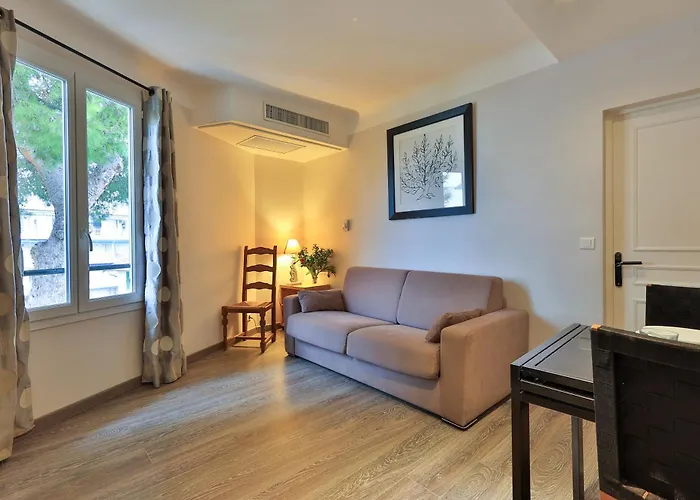 Emeraude Hoteliere ז'ואן-לה-פינס